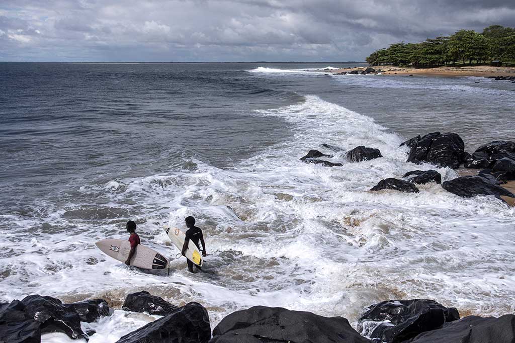 Peselancar berpengalaman memberikan pelajaran kepada kaum muda di kota di barat daya negara ini, mengajari mereka tentang laut, berenang, dan menangkap ombak.