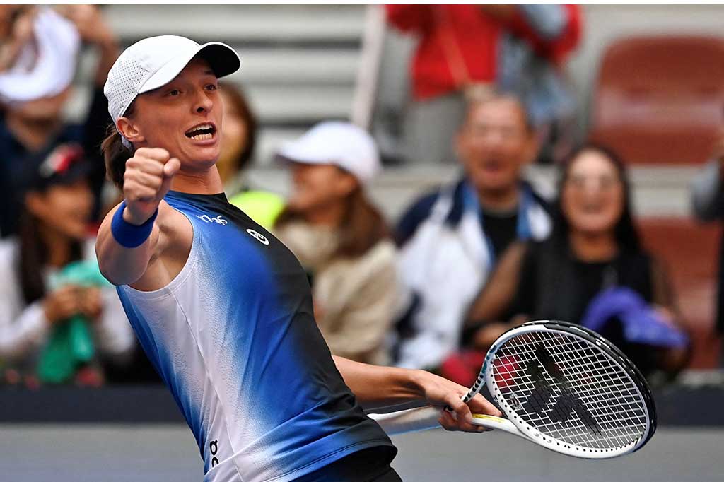 Petenis peringkat dua dunia Iga Swiatek melaju ke final China Open dengan kemenangan mudah atas Coco Gauff di Beijing pada Sabtu, 7 Oktober 2023, yang membuat petenis Amerika itu mengalami kekalahan pertamanya dalam 17 pertandingan.