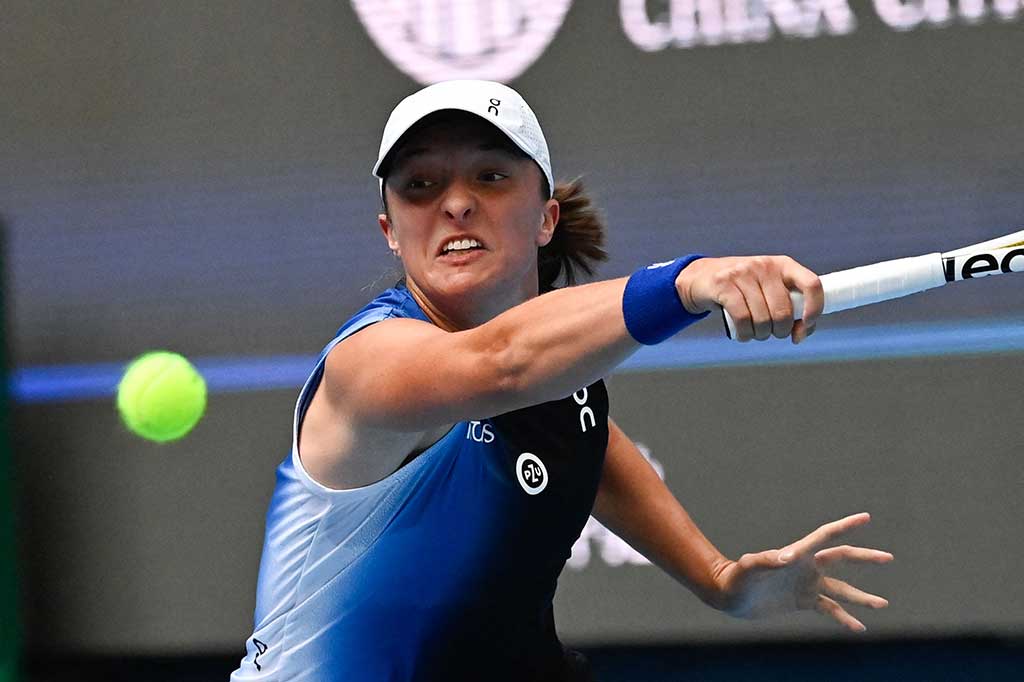 Petenis Polandia itu memanfaatkan keunggulan di awal set pertama dan tidak pernah membiarkan Gauff yang dilanda kesalahan dan cedera untuk bangkit kembali ke pertandingan. Swiatek tidak membuang waktu untuk mendapatkan double break dari servisnya dan menutup set pembuka ketika pukulan forehand Gauff membentur net.