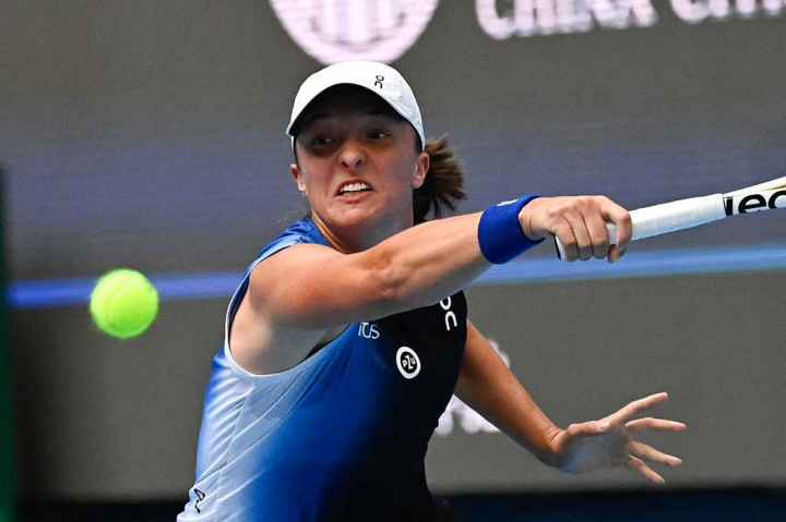 Petenis Polandia itu memanfaatkan keunggulan di awal set pertama dan tidak pernah membiarkan Gauff yang dilanda kesalahan dan cedera untuk bangkit kembali ke pertandingan. Swiatek tidak membuang waktu untuk mendapatkan double break dari servisnya dan menutup set pembuka ketika pukulan forehand Gauff membentur net.