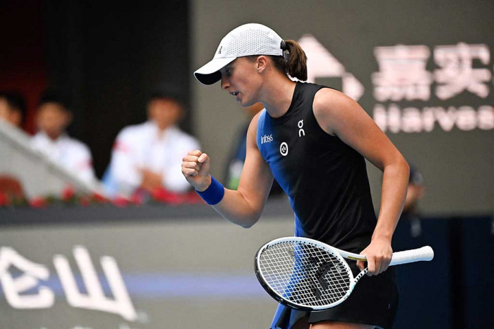 Pemenang Grand Slam empat kali itu kembali mematahkan servisnya pada game pembuka set kedua sebelum pertandingan dihentikan, sementara Gauff menerima perawatan karena cedera di bahu kanannya. Setelah itu, Swiatek memastikan kemenangan ketika pukulan forehand pemain berusia 19 tahun itu kembali membentur net.