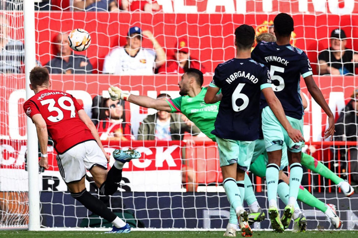 Kesalahan lini belakangnya MU memberikan petaka bagi tuan rumah setelah Brentford mencuri keunggulan terlebih dahulu pada menit ke-26. Berawal dari umpan yang dikirimkan oleh Yoane Wissa, bola dapat diterima oleh Mathias Jensen yang selanjutnya membobol gawang Andre Onana sehingga skor berubah menjadi 1-0.