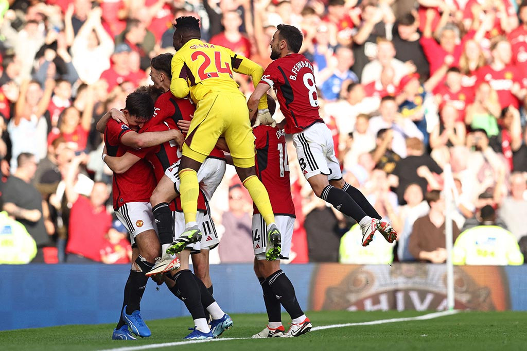 The Red Devils sukses membalikkan keadaan pada menit 90+7 setelah umpan Harry Maguire dapat disambut sundulan McTominay yang membawa MU berbalik unggul 2-1 dan skor tersebut bertahan hingga pertandingan usai.
