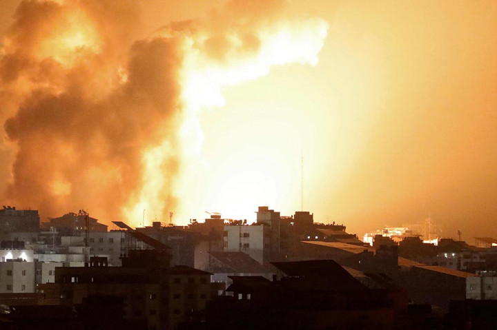 Baku tembak terjadi hingga malam hari antara pasukan Israel dan ratusan pejuang Hamas di setidaknya 22 lokasi Israel, termasuk setidaknya dua lokasi di mana orang-orang bersenjata menyandera, kata militer.