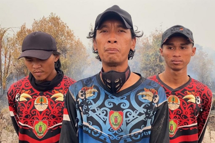 Sementara itu akibat terkepung asap kebakaran hutan dan lahan, salah satu petugas pemadam kebakaran dinas kehutanan hampir tumbang karena kekurangan oksigen ditengah lokasi kebakaran lahan. Petugas pemadam langsung diberikan pelayanan kesehatan menggunakan tabung oksigen oleh puskesmas setempat.