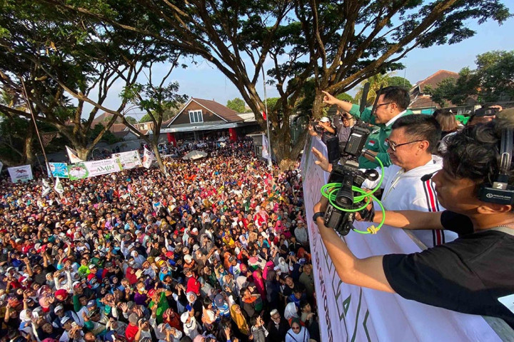 Mereka serempak meneriakkan salam perubahan. Cak Imin langsung menyapa warga yang menginginkan sosok pemimpin pembawa perubahan Indonesia.