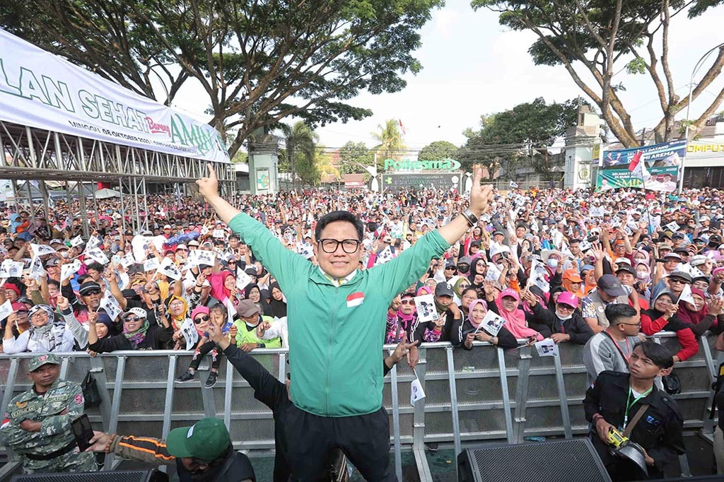 Bakal calon wakil presiden (bacawapres) Muhaimin Iskandar menemui puluhan ribu warga yang antusias menyambut kehadirannya di pelataran Simpang Balapan, Kota Malang, Jawa Timur, Minggu, 8 Oktober 2023. Warga dari berbagai daerah tumplek memadati Jalan Idjen, populer disebut Idjen Boulevard Malang.