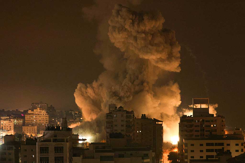 Lokasi tersebut termasuk kantor pejabat Hamas di Gaza, Yahya al-Sinwar, di kawasan En-Nasr, Stadion Palestina dan bangunan Bank Nasional Islam, juga Production Bank. Angkatan Laut Israel juga mengebom besar-besaran wilayah dekat pesisir.