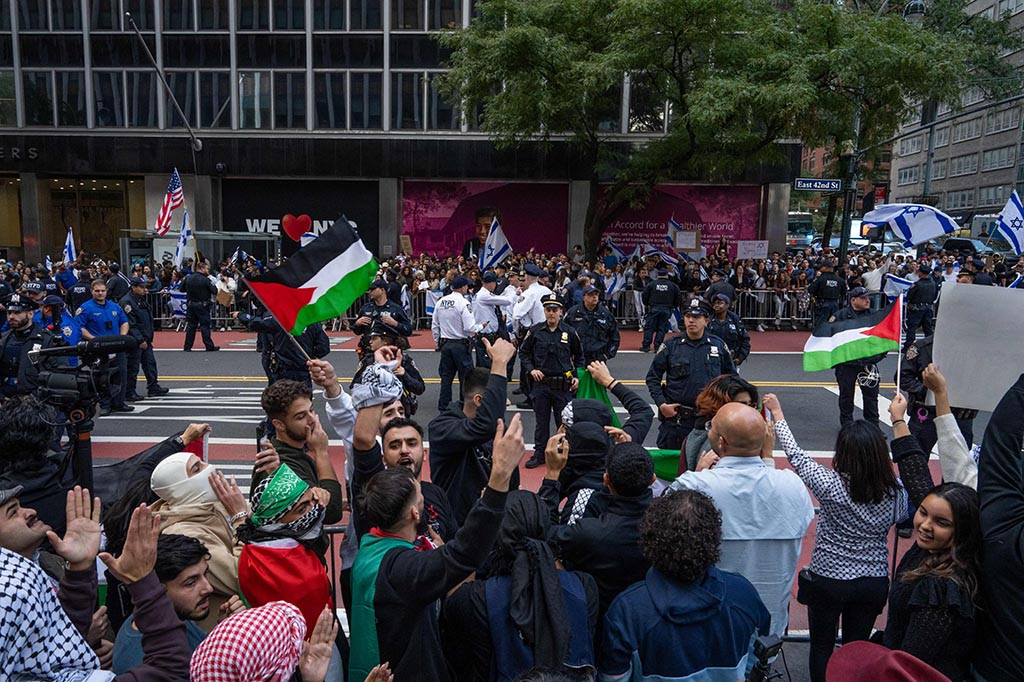 Para pengunjuk rasa di New York mengibarkan bendera Palestina selama aksi damai dari Times Square hingga dekat konsulat Israel dan markas besar PBB, tempat Dewan Keamanan akan bersidang mengenai kekerasan yang terjadi akhir pekan lalu.