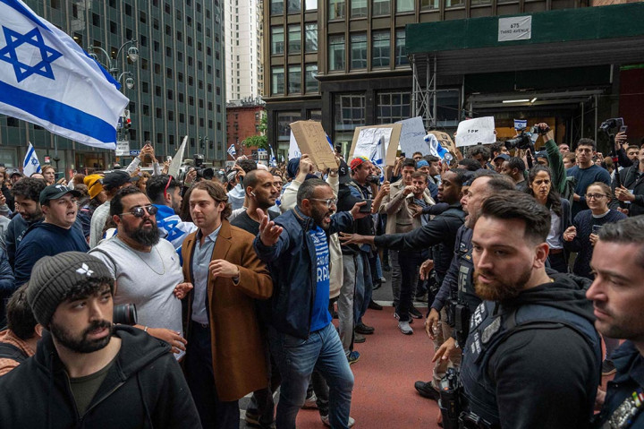Unjuk rasa tersebut menyusul peningkatan kekerasan pada hari Sabtu yang menewaskan ratusan orang dan melukai ribuan lainnya di wilayah tersebut, setelah kelompok militan Hamas melancarkan serangan mematikan terhadap Israel yang membalasnya dengan menghantam Gaza Palestina yang diblokade dengan serangan udara besar-besaran.