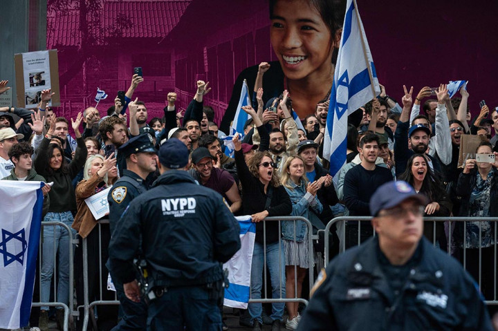 Ribuan demonstran pada hari Minggu, 8 Oktober 2023 berkumpul di Manhattan dalam solidaritas dengan warga Palestina ketika demonstran pro-Israel melakukan protes balik menyusul meningkatnya konflik berdarah di Timur Tengah.
