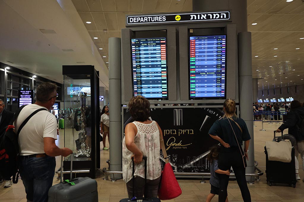 American Airlines, Air France, Lufthansa, Emirates dan Ryanair termasuk di antara mereka yang menarik penerbangan ke bandara Ben Gurion di Tel Aviv.