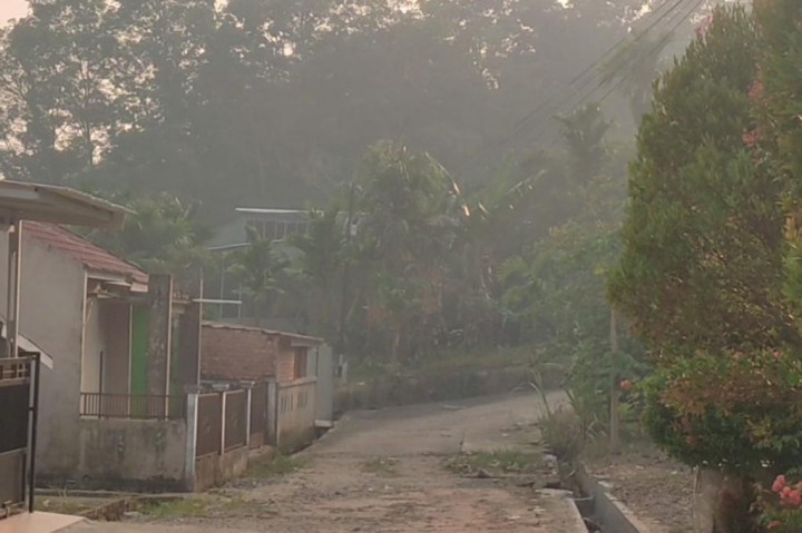 Kabut asap yang melanda Kota Jambi membuat kualitas udara menjadi tidak sehat dan berbahaya bagi masyarkat terutama bagi anak-anak. Menyikapi hal ini Pemerintah Kota Jambi kembali memperpanjang proses kegiatan belajar mengajar dan dilakukan dengan pembelajaran jarak jauh atau secara daring.