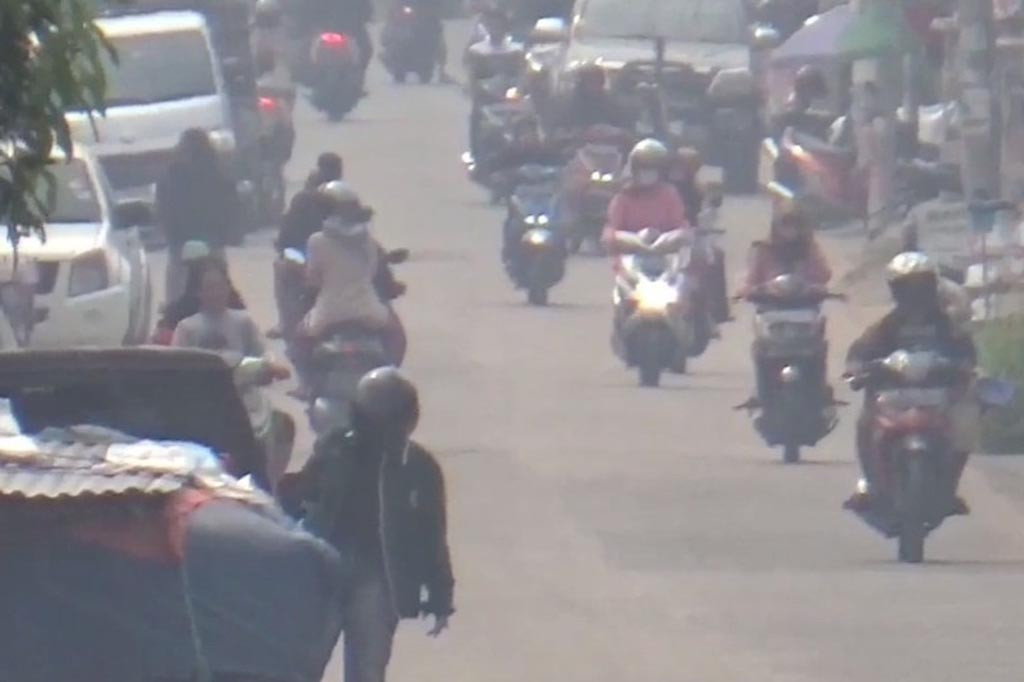 Kabut asap yang masih menyelimuti Kota Jambi disebabkan kebakaran hutan dan lahan hingga kini masih terjadi. Kualitas udara yang tidak sehat berdampak dapat membahayakan kesehatan.