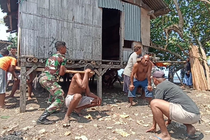 Tradisi ini tak hanya sekadar semangat memindahkan rumah, tetapi momentum itu menjadi ajang silaturahmi dan kebersamaan.