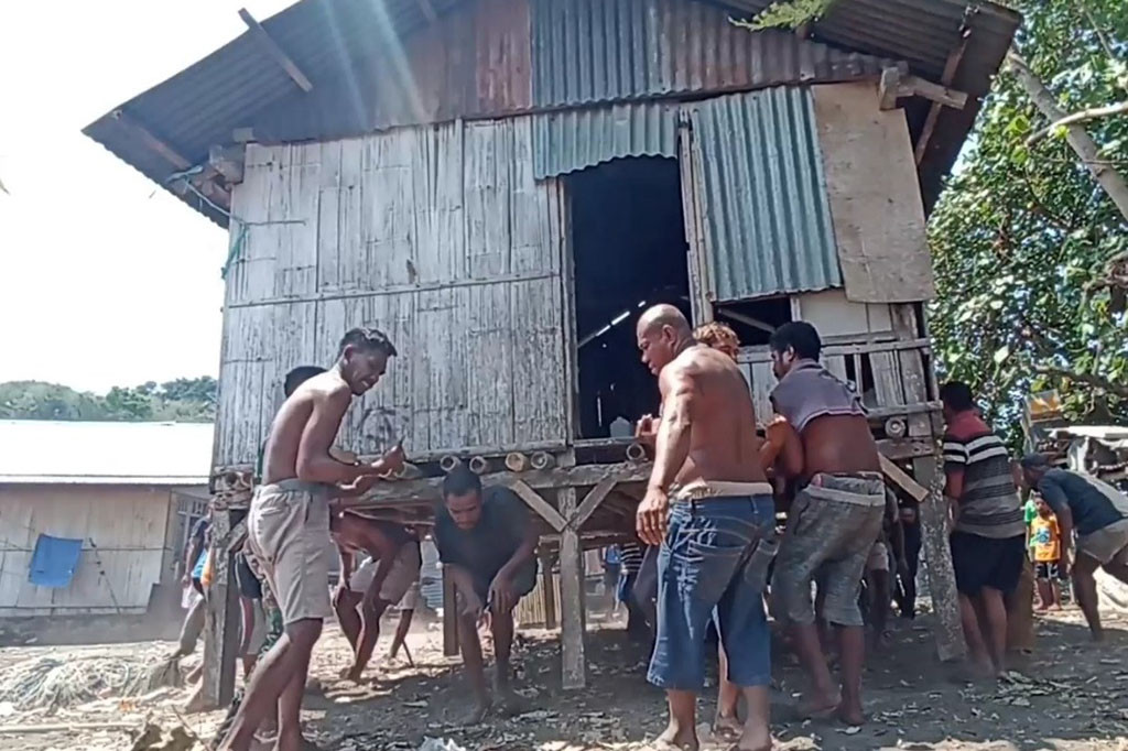 Tradisi Witi Orin atau memindahkan rumah dengan cara di angkat secara gotong royong masih dilestarikan masyarakat di Kabupaten Sikka, Pulau Flores, Nusa Tenggara Timur (NTT).