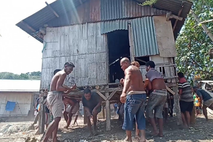 Tradisi Witi Orin atau memindahkan rumah dengan cara di angkat secara gotong royong masih dilestarikan masyarakat di Kabupaten Sikka, Pulau Flores, Nusa Tenggara Timur (NTT).