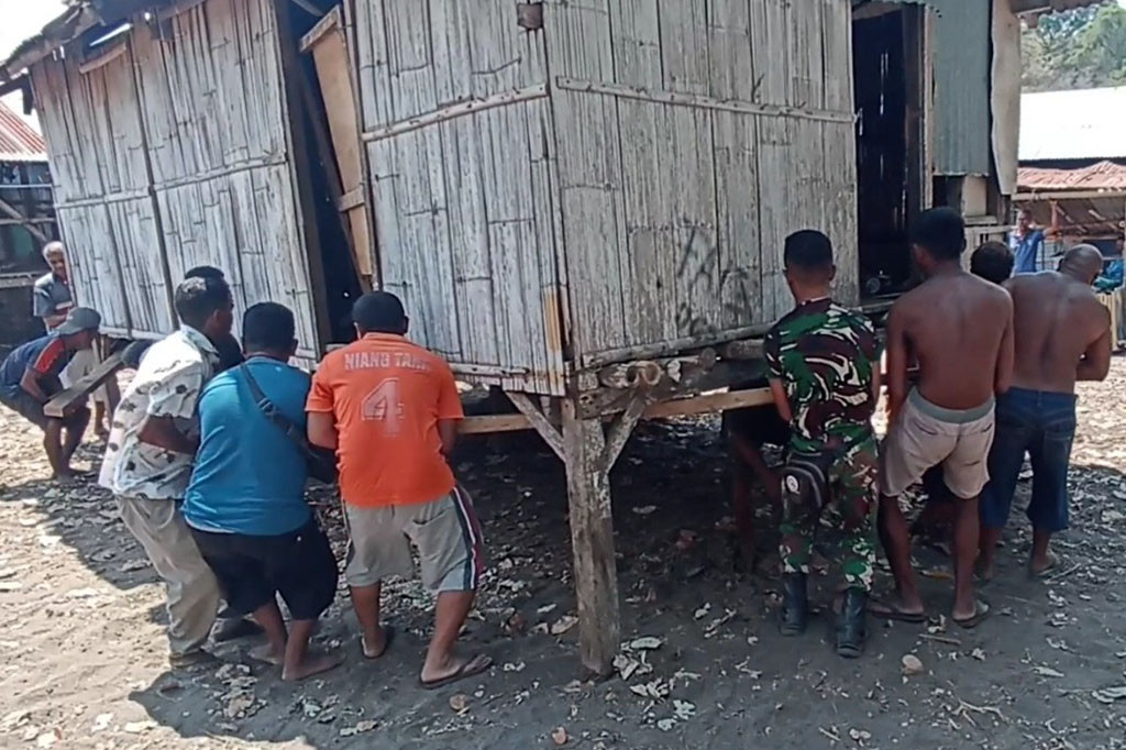 Ritual pemindahan rumah diawali dengan pembacaan doa yang dipimpin perwakilan pemuka agama. Doa dipanjatkan agar ritual berjalan lancar dan penghuninya mendapatkan keberkahan.