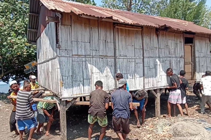 Seperti di Desa Talibura, Kecamatan Talibura, Kabupaten Sikka, Senin 9 Oktober 2023, gotong royong bukan sekedar slogan tetapi memang budaya yang hidup dan menjadi tradisi unik yang disebut Witi Orin atau memindahkan rumah. Tradisi ini masih hidup dan terus dilestarikan penduduk desa yang tinggal di wilayah pesisir.