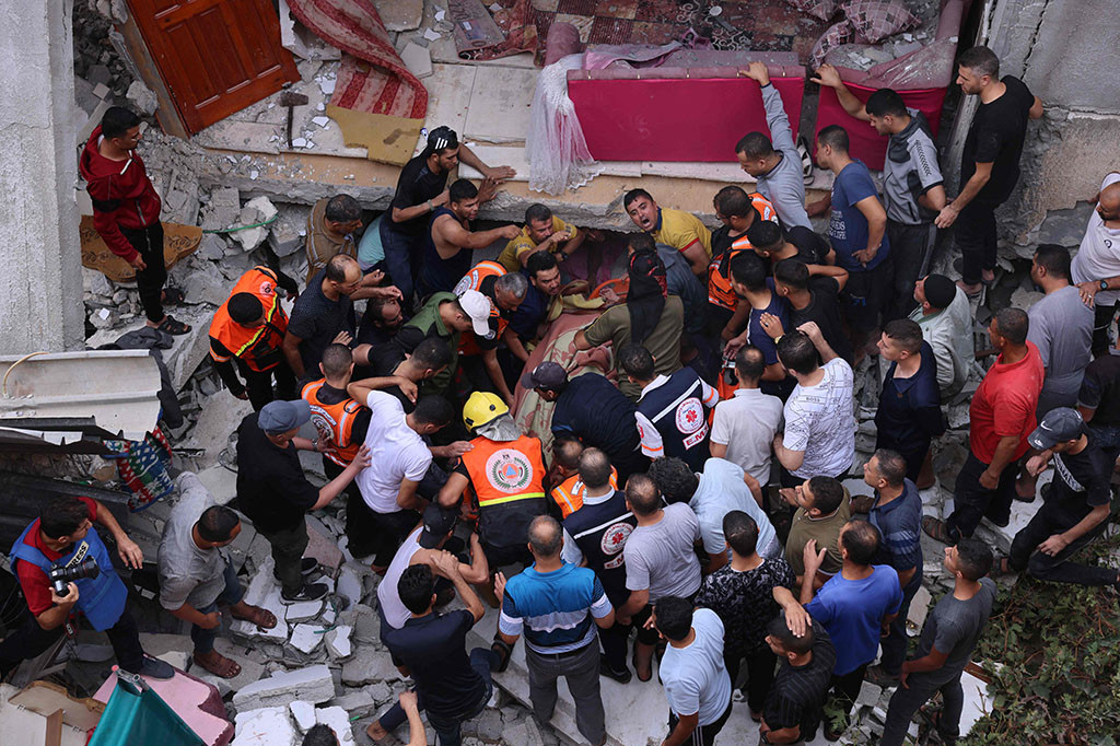 Hal ini terjadi dua hari setelah Hamas meluncurkan rentetan roket dan mengirimkan gelombang pejuang yang menembak mati warga sipil dan menyandera sedikitnya 100 orang dalam serangan besar-besaran yang mengejutkan Israel.