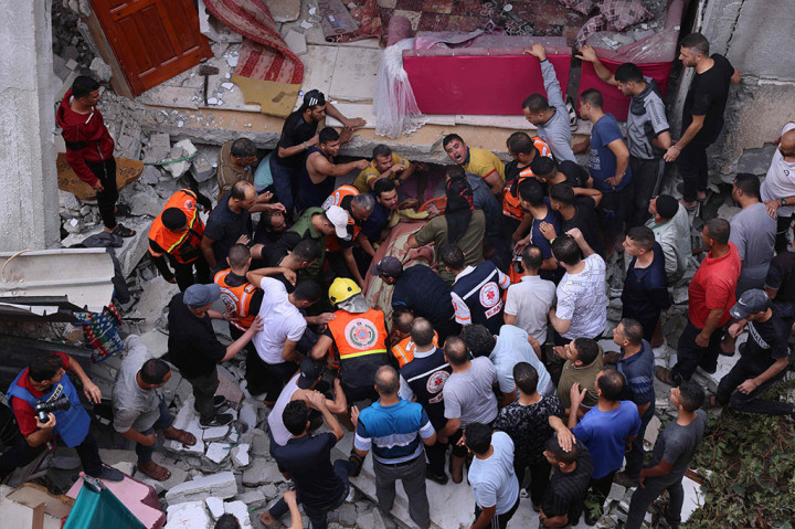 Hal ini terjadi dua hari setelah Hamas meluncurkan rentetan roket dan mengirimkan gelombang pejuang yang menembak mati warga sipil dan menyandera sedikitnya 100 orang dalam serangan besar-besaran yang mengejutkan Israel.