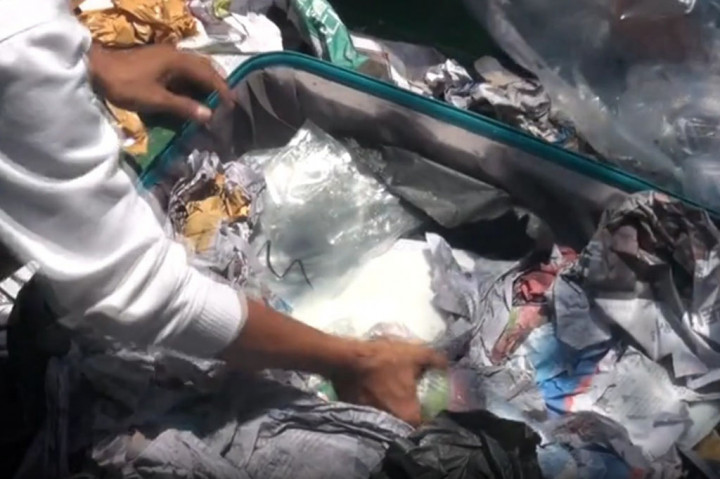 Polresta Bandara Soekarno Hatta, Tangerang, Banten, berhasil menangkap dua orang calon penumpang pesawat yang akan terbang ke Singapura, dengan upaya menyelundupkan ratusan ribu benih lobster.