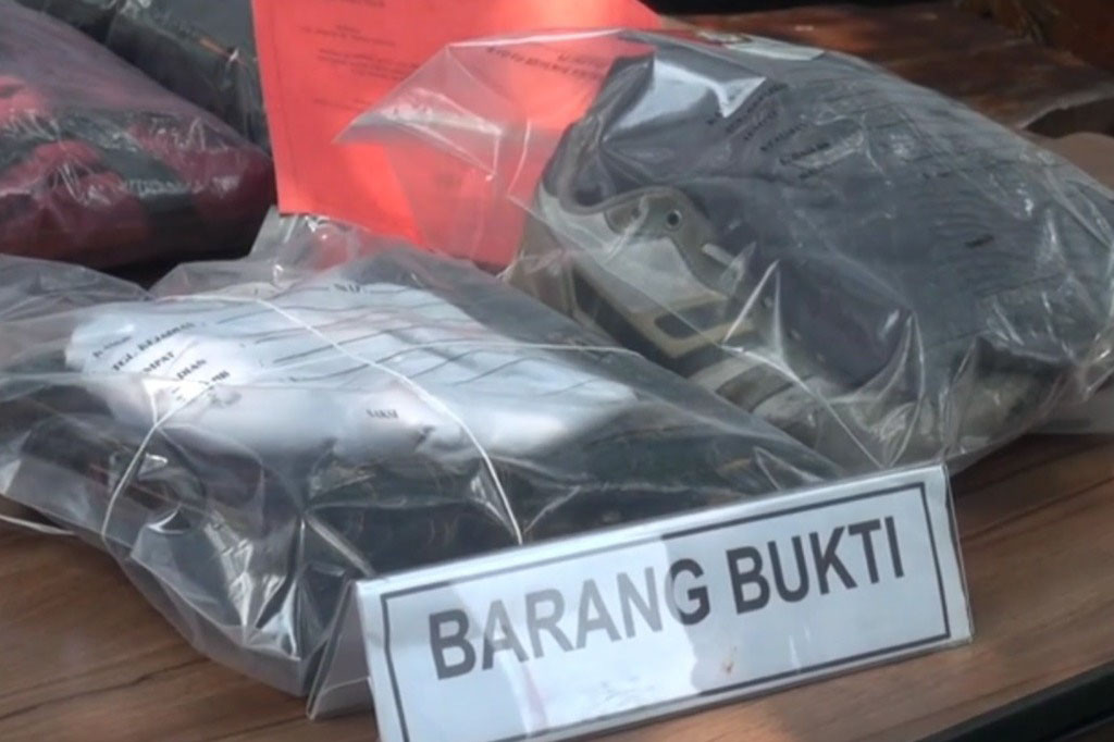 Dari tangan kedua kurir ini, petugas mengamankam dua koper yang berisikan tiga puluh lima kantong plastik baby lobster senilai belas miliar rupiah.