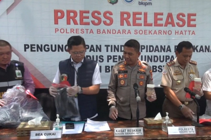 Dari hasil pemeriksaan Petugas Satuan Reskrim Polresta Bandara, modus dua orang pelaku membawa ratusan ribu benih lobster dengan cara di masukan kedalam plastik yang didalamnya terdapat kapas basah, ada 35 plastik yang berisi benih lobster dibungkus dengan koran untuk menghindari kecurigaan petugas.