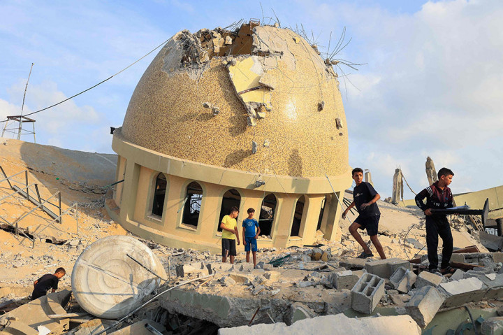 Serangan balasan Israel terjadi satu hari setelah 'Operasi Banjir Al-Aqsa' dilakukan oleh kelompok pejuang Palestina Hamas ke wilayah Israel. Serangan kilat Hamas merupakan tanggapan atas penyerbuan Israel ke Masjid Al-Aqsa di Yerusalem dan meningkatnya insiden kekerasan pemukim Yahudi di wilayah pendudukan.