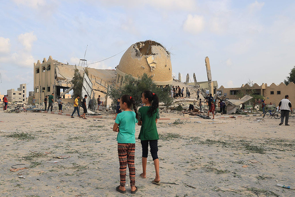 Masjid Al-Amin Muhammad, sebuah masjid ternama di kota Khan Younis di Jalur Gaza, dilaporkan hancur akibat terkena serangan udara Israel.