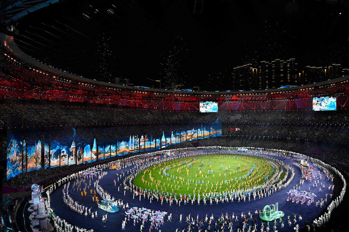 Acara penutupan dimulai pukul 20.00 setempat. Sebelum acara digelar, pengamanan di sekitar dan menuju stadion diperketat oleh pihak keamanan, kereta bawah tanah dihentikan aktivitasnya, serta sejumlah jalan akses ditutup.