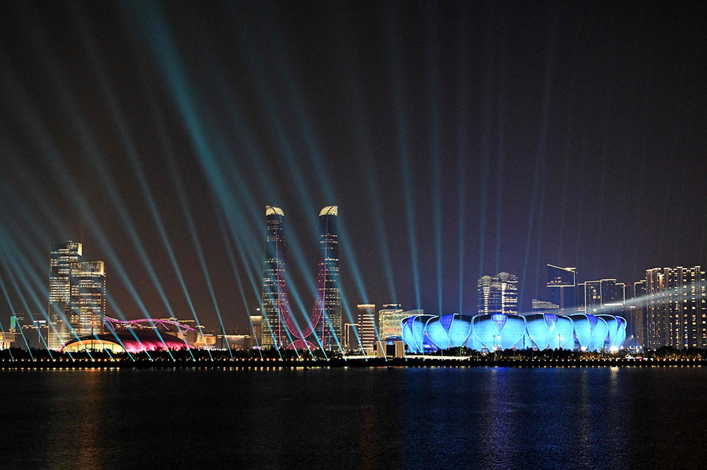 Setelah itu permainan citra digital membentuk gambar bunga di tengah lapangan. Di saat bersamaan, gambar-gambar hologram raksasa tiga maskot Asian Games 2022, yakni Congcong, Lianlian, dan Chenchen muncul untuk memeriahkan pesta penutupan.