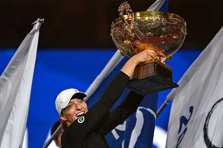 Iga Swiatek memenangi turnamen China Open pada hari Minggu, 8 Oktober 2023, memahkotai kebangkitan kembali performanya dengan kemenangan straight set atas Liudmila Samsonova (Rusia) di Beijing.