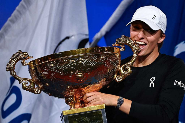 Petenis Polandia Iga Swiatek meluapkan kegembiraannya usai merengkuh gelar juara China Open, Minggu, 8 Oktober 2023 waktu setempat.
