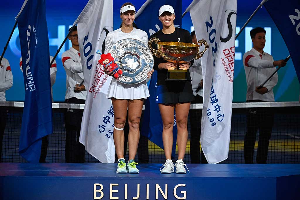 Petenis nomor dua dunia itu menang 6-2, 6-2 untuk merebut gelar putri China Open pertama sejak 2019, setelah Beijing mencabut kebijakan isolasionis nol-Covid.