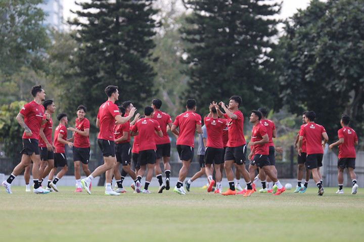 Timnas Indonesia menggelar latihan perdana di Lapangan A Gelora Bung Karno (GBK), Jakarta, Senin, 9 Oktober 2023 jelang pertandingan leg pertama ronde pertama kualifikasi Piala Dunia 2026 zona Asia melawan Brunei Darussalam.