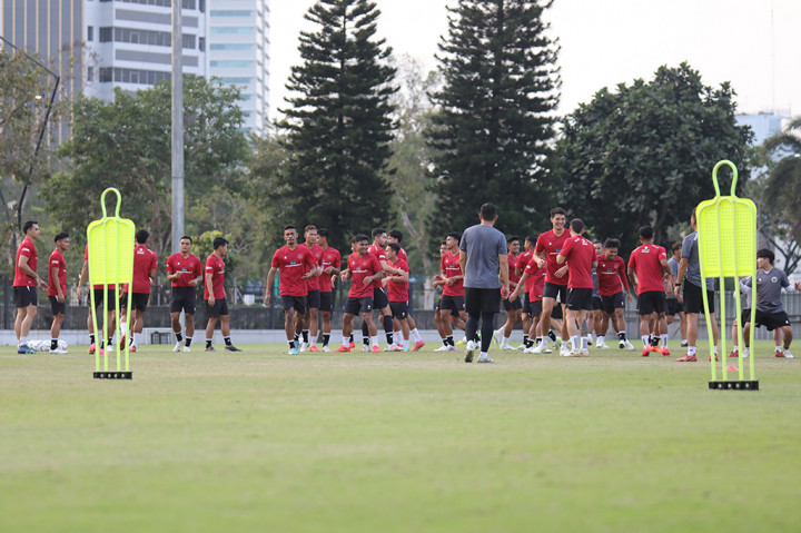 Pola latihan diawali dengan seluruh pemain melakukan peregangan otot sambil duduk di matras yang kemudian dilanjutkan satu kali lari kecil mengelilingi lapangan.