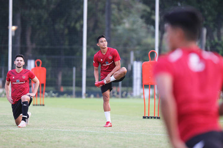Latihan berlanjut kembali dengan peregangan otot yang kali ini dilakukan sambil berdiri dan kemudian diteruskan dengan latihan passing bola-bola pendek yang dikombinasikan dengan gerakan. Setelah itu, para pemain membuat tiga lingkaran untuk berlatih rondo.