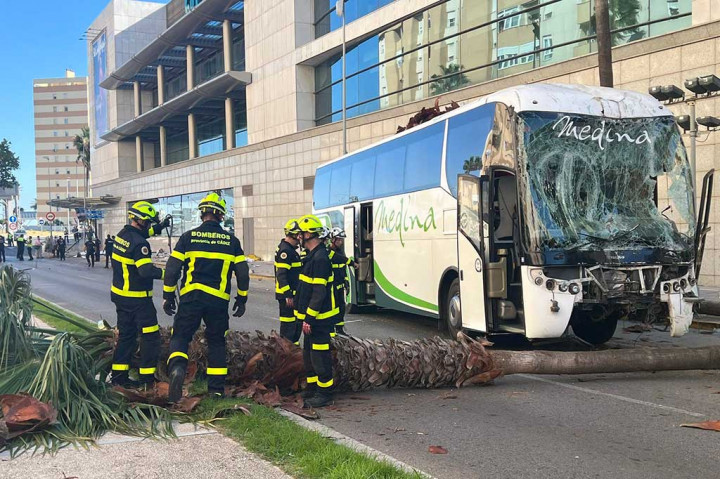 Petugas pemadam kebakaran berada di samping sebuah bus yang rusak setelah kecelakaan yang menewaskan tiga orang dan tiga lainnya terluka di Cadiz, Spanyol selatan,Senin, 9 Oktober 2023 waktu setempat.