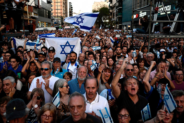 Pawai tersebut berlangsung di sudut dua jalan di Buenos Aires yang masing-masing bernama Negara Israel dan Negara Palestina.