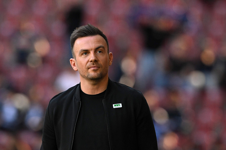 Augsburg mengatakan “perubahan pada posisi kepelatihan” diperlukan setelah tersingkir dari Piala Jerman oleh tim divisi tiga Unteraching, dan hanya satu kemenangan dalam tujuh pertandingan Bundesliga yang membuat klub tersebut satu poin di atas zona degradasi. 