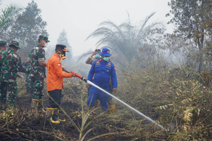Ia merinci, hasil peninjauan di udara diestimasikan sudah hampir 1.500 hektar lahan dan hutan yang terbakar di kabupaten tersebut sepanjang Januari hingga saat ini.