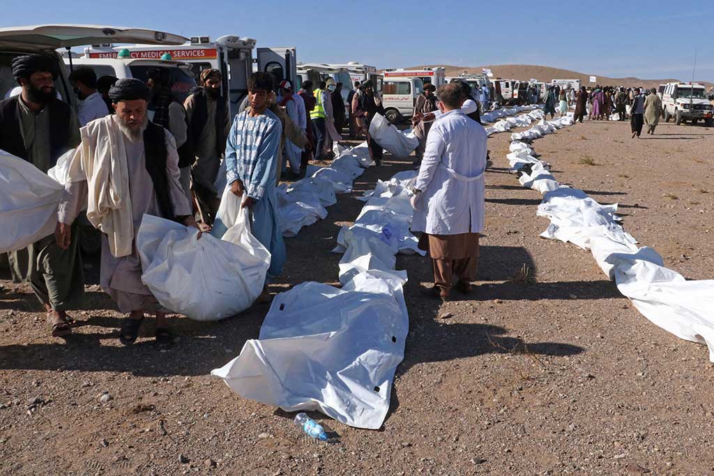 Upacara pemakaman massal sekitar 300 korban gempa bumi digelar di pedesaan Afghanistan barat, Senin, 9 Oktober 2023. Sementara itu masih banyak keluarga yang terjebak di reruntuhan rumah mereka. dua hari setelah gempa dahsyat yang menewaskan lebih dari 2.000 orang.