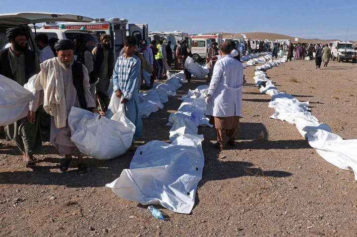 Upacara pemakaman massal sekitar 300 korban gempa bumi digelar di pedesaan Afghanistan barat, Senin, 9 Oktober 2023. Sementara itu masih banyak keluarga yang terjebak di reruntuhan rumah mereka. dua hari setelah gempa dahsyat yang menewaskan lebih dari 2.000 orang.
