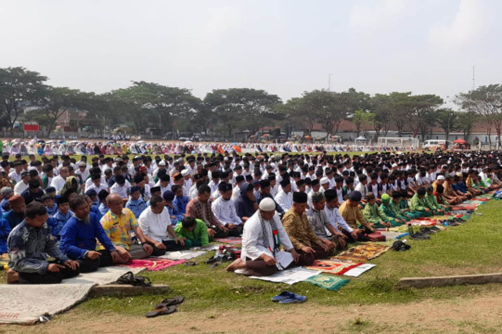 Sedikitnya 1.000 umat muslim dari berbagai elemen kemasyarakatan dan mahasiswa menggelar salat istiqo atau minta hujan di lapangan RM Said, Karanganyar Kota belakang, Selasa, 10 Oktober 2023 pagi.
