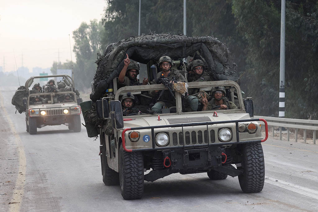 “Sekitar 1.500 jenazah (pejuang) Hamas ditemukan di Israel di sekitar Jalur Gaza,” kata juru bicara militer Richard Hecht kepada wartawan, seraya menambahkan bahwa pasukan keamanan kurang lebih telah memulihkan kendali atas perbatasan dengan Gaza.
