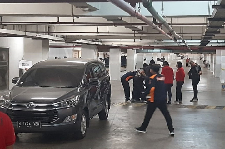 Ada beberapa barang bukti yang dihadirkan pada saat proses rekonstruksi, seperti botol minuman keras yang digunakan tersangka untuk melakukan pemukulan dan juga mobil yang digunakan pelaku untuk melindas korban hingga terseret sejauh 5 meter.