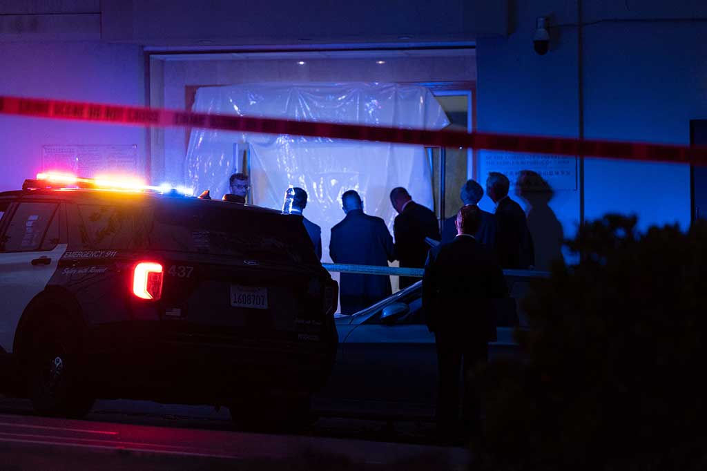 Petugas polisi berada di lokasi insiden mobil menabrak konsulat Tiongkok di San Francisco, Amerika Serikat, Senin, 9 Oktober 2023. Polisi San Francisco menembak seorang pengemudi yang menabrak lobi kantor konsulat Tiongkok. Identitas pengendara berikut motif tindakan tersebut masih diselidiki.