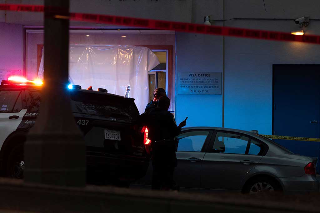 Juru bicara konsulat mengatakan tersangka dengan kasar memasuki ruang administrasi konsulat, menimbulkan ancaman serius terhadap kehidupan staf dan orang-orang di lokasi dan menyebabkan kerusakan serius.