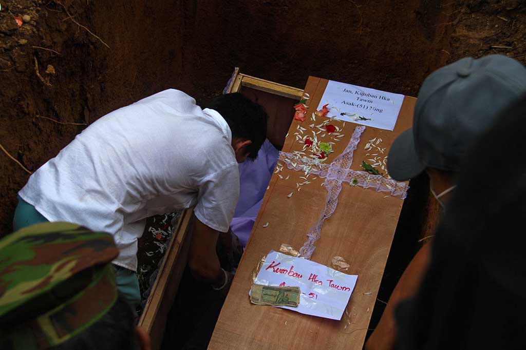 “Kami tidak mendengar suara pesawat apa pun,” katanya, seraya mengatakan mereka sedang menyelidiki apakah militer telah menggunakan pesawat tak berawak untuk menargetkan kamp di dekat Kota Laiza di perbatasan Tiongkok tersebut.